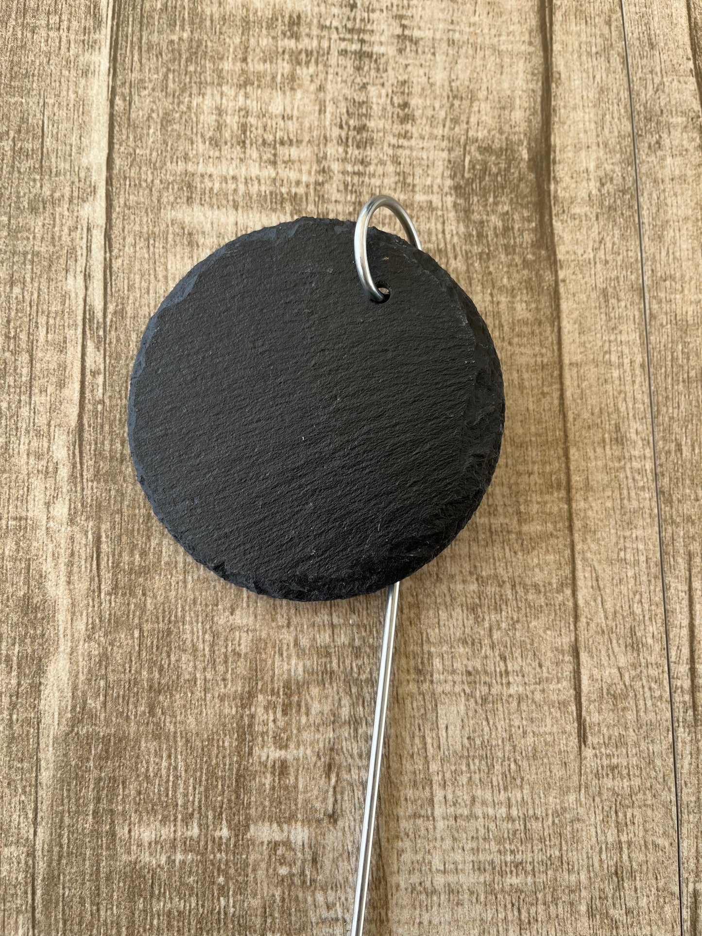 Schieferplatte Rund mit Erdstecker 10cm